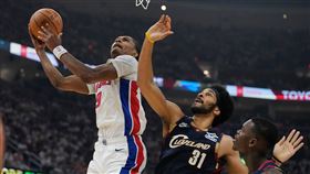 騎士隊中鋒艾倫（Jarrett Allen）與活塞隊後衛湯普森（Ausar Thompson）。（圖／美聯社／達志影像）