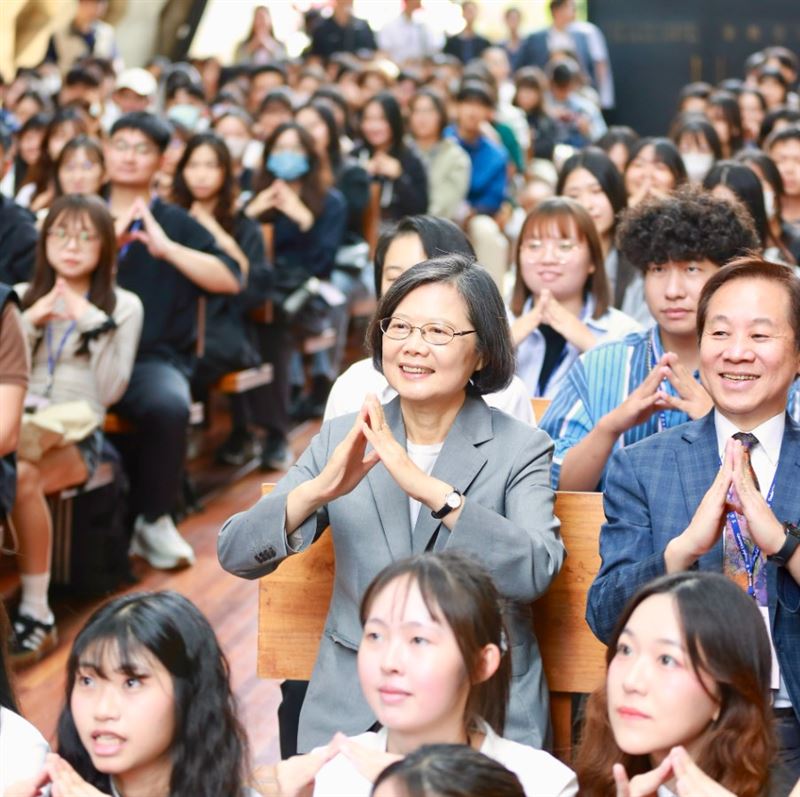 前總統蔡英文14日下午受邀至東海大學路思義教堂開講。（圖／翻攝自蔡英文Threads）