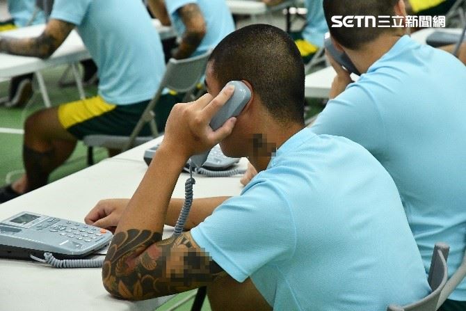 勵志中學於母親節前夕,舉辦了「母親節電話孝親」活動,全校366名曾因迷途而暫時與社會隔絕的少年,依序拿起聽筒,打給母親,當天禮堂哭成一片淚海。(圖/翻攝畫面)