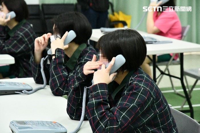 許多收容少女聽到電話那頭媽媽的聲音,泣不成聲。(圖/翻攝畫面)