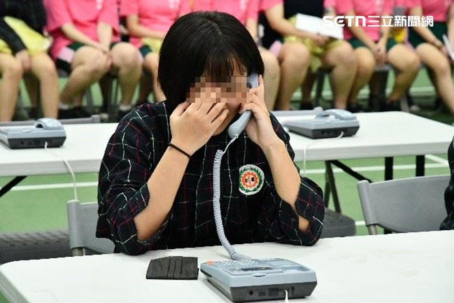 當天366名收容的少年少女,哭成一片淚海。(圖/翻攝畫面)