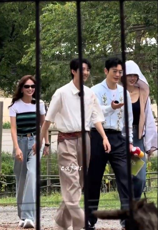 網友拍到中餐廳錄製現場,王俊凱、黃曉明、昆凌三人同框。(圖/翻攝自微博)