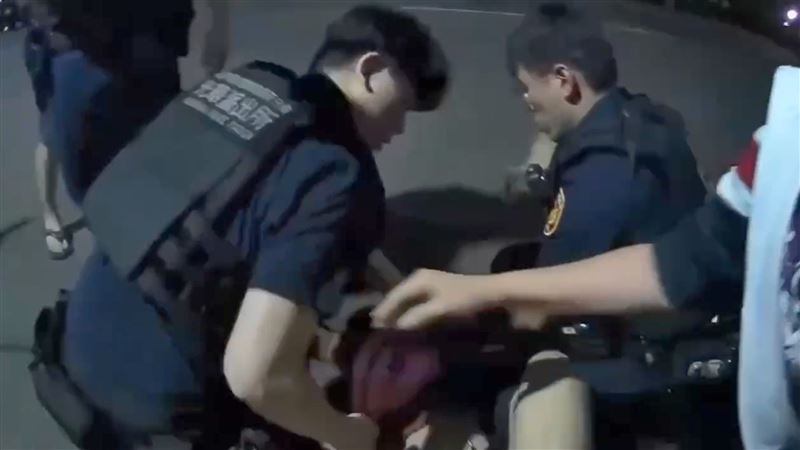 警方壓制黎女男友在旁打圓場。(圖/翻攝畫面)