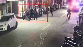 黎女在警方到場時還繼續爆打男友。（圖／翻攝畫面）