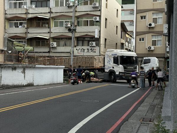 彰師大校園附近發生死亡車禍,66歲婦人走在路上遭右轉拖板車輾斃。(圖/翻攝畫面)