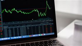 有網友在Threads上提出疑惑：為什麼森崴能源即將下市，14日仍有高達5000多張成交？有其他網友表示，股民可能看準母集團會「出手相救」的市場機會。（示意圖／PIXABAY）