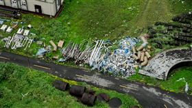 基隆市和平島水資源回收中心遭亂傾倒廢棄物。（圖／翻攝畫面）