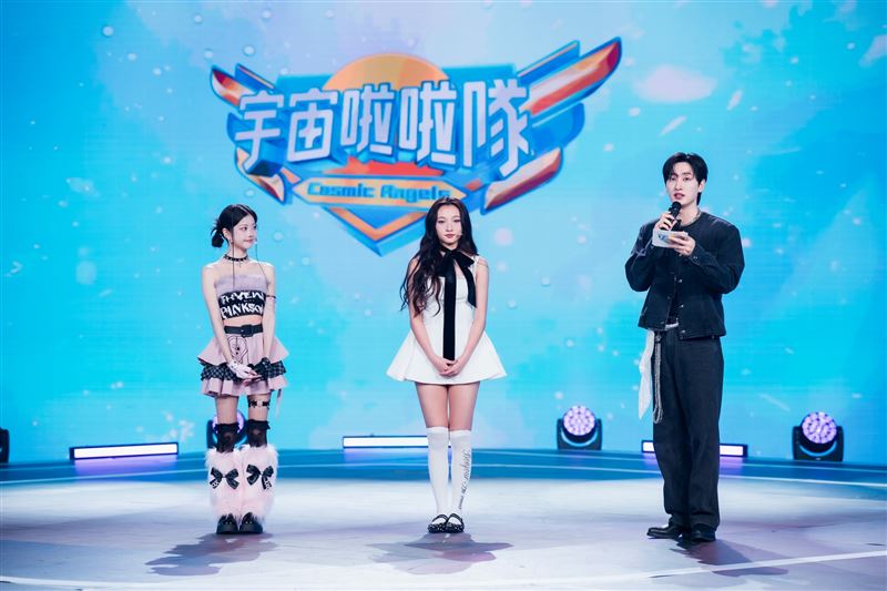 出道總決賽前的最後一道關卡殘酷「1對1決戰舞台」，左起莓莓、Lydia、MC銀赫。(圖／緯來電視網提供）