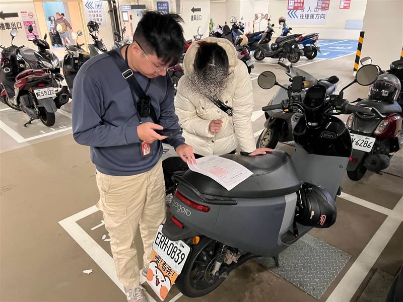 警方專案人員查緝詐團當中擔任演員的角色陳姓女犯嫌。（圖／翻攝畫面）