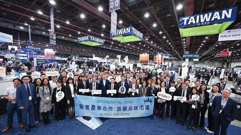 台灣無人機國家隊橫掃底特律XPONENTIAL展,35家台廠強攻非紅供應鏈。錦明展現系統整合實力量產三大平台;東元首秀高酬載扁線動力系統。透過簽署美兩州MOU,台廠憑藉半導體優勢與穩定交付力,正式切入全球戰略核心。(圖/漢翔提供)