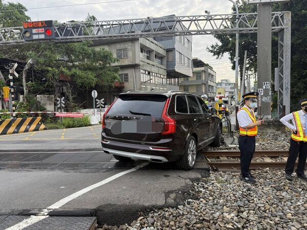 彰化80歲老翁自撞卡鐵軌，造成8列車誤點，共延誤126分鐘。（圖／翻攝畫面）