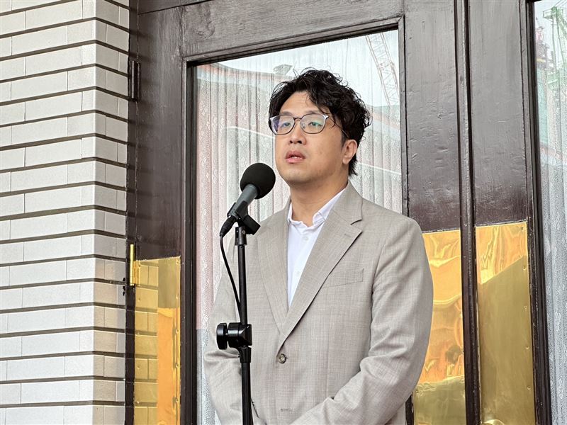 沈伯洋換了新髮型後，今天再以新西裝現身立法院。（圖／翻攝畫面）