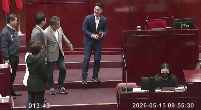 台北市議會民眾黨團送蔣萬安「防熊噴霧」(圖/翻攝畫面)