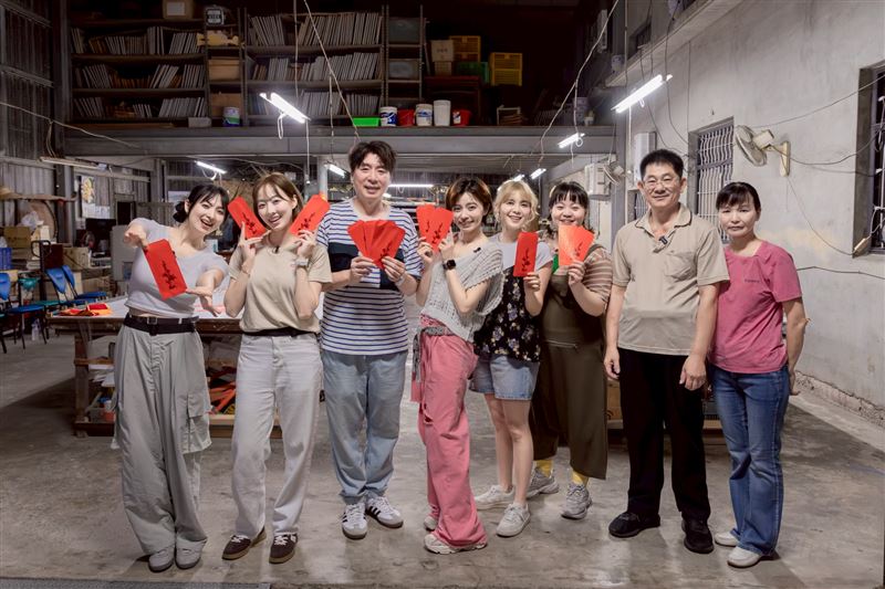 阿喜(左起)、夏語心、梁赫群、王瞳、林柏妤、宮美樂、印刷廠老闆,梁赫群、王瞳代班主持。(圖/公視台語台提供)