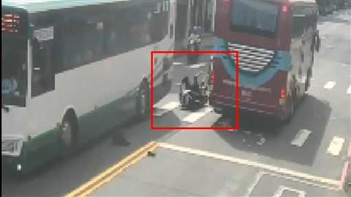 婦騎車連撞2大車　險遭輾逃死驚悚瞬間曝
