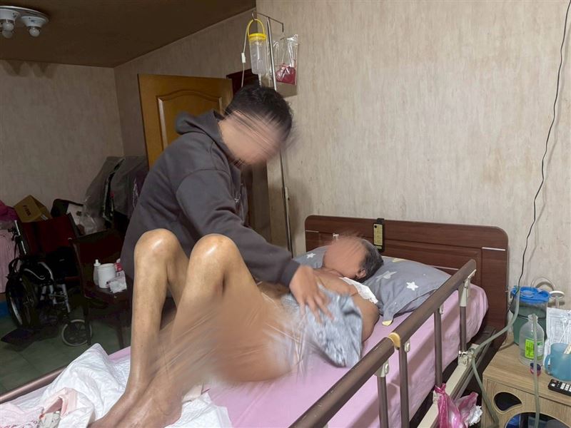 阿芩阿嬤靠賣一碗一碗麵養大金孫！孝孫小池不忍阿嬤失智被綁在療養院的病床。決定再窮、再苦也要把阿嬤接回家照顧。（圖／翻攝自《愛的延續》公益協會臉書）
