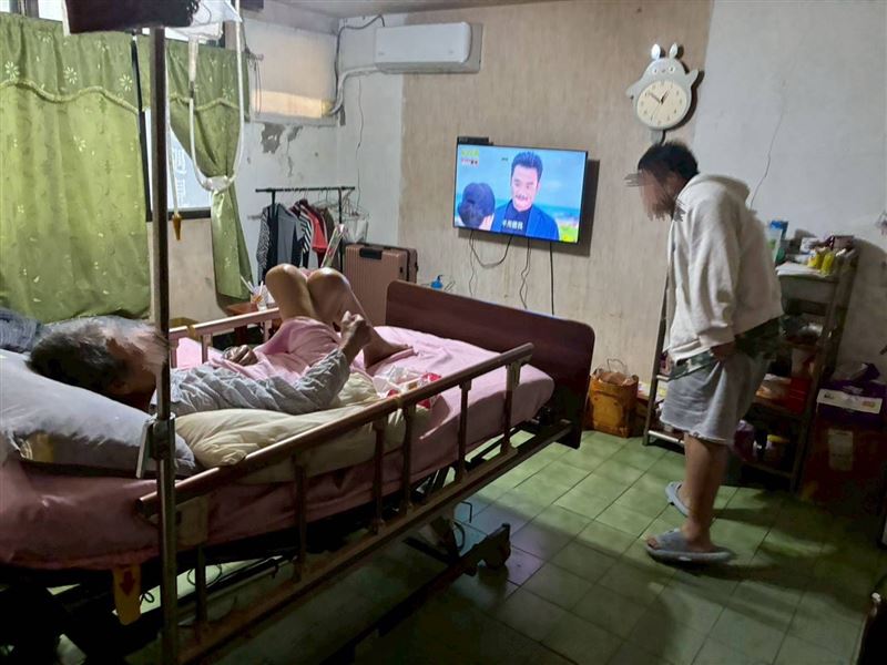 阿芩阿嬤靠賣一碗一碗麵養大金孫！孝孫小池不忍阿嬤失智被綁在療養院的病床。決定再窮、再苦也要把阿嬤接回家照顧。（圖／翻攝自《愛的延續》公益協會臉書）