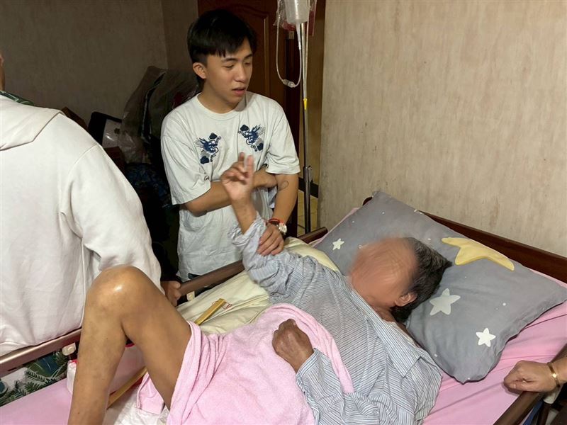 阿芩阿嬤靠賣一碗一碗麵養大金孫！孝孫小池不忍阿嬤失智被綁在療養院的病床。決定再窮、再苦也要把阿嬤接回家照顧。（圖／翻攝自《愛的延續》公益協會臉書）