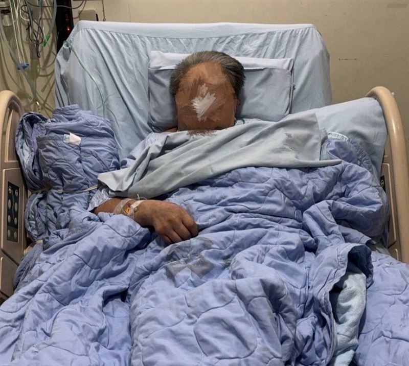阿芩阿嬤靠賣一碗一碗麵養大金孫！孝孫小池不忍阿嬤失智被綁在療養院的病床。決定再窮、再苦也要把阿嬤接回家照顧。（圖／翻攝自《愛的延續》公益協會臉書）