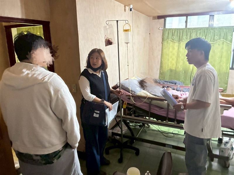 阿芩阿嬤靠賣一碗一碗麵養大金孫！孝孫小池不忍阿嬤失智被綁在療養院的病床。決定再窮、再苦也要把阿嬤接回家照顧。（圖／翻攝自《愛的延續》公益協會臉書）