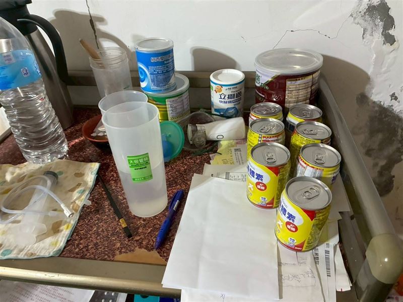 阿芩阿嬤靠賣一碗一碗麵養大金孫！孝孫小池不忍阿嬤失智被綁在療養院的病床。決定再窮、再苦也要把阿嬤接回家照顧。（圖／翻攝自《愛的延續》公益協會臉書）