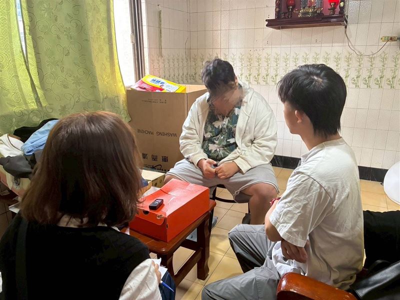 阿芩阿嬤靠賣一碗一碗麵養大金孫！孝孫小池不忍阿嬤失智被綁在療養院的病床。決定再窮、再苦也要把阿嬤接回家照顧。（圖／翻攝自《愛的延續》公益協會臉書）