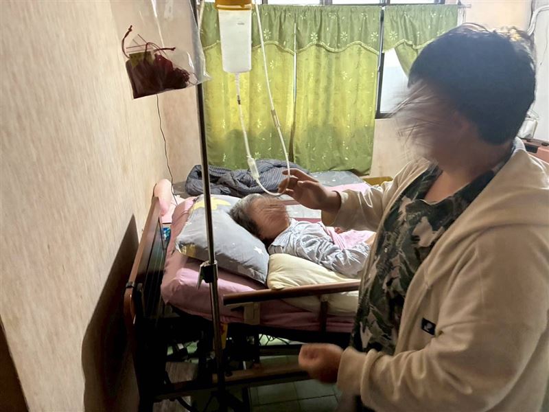 阿芩阿嬤靠賣一碗一碗麵養大金孫！孝孫小池不忍阿嬤失智被綁在療養院的病床。決定再窮、再苦也要把阿嬤接回家照顧。（圖／翻攝自《愛的延續》公益協會臉書）