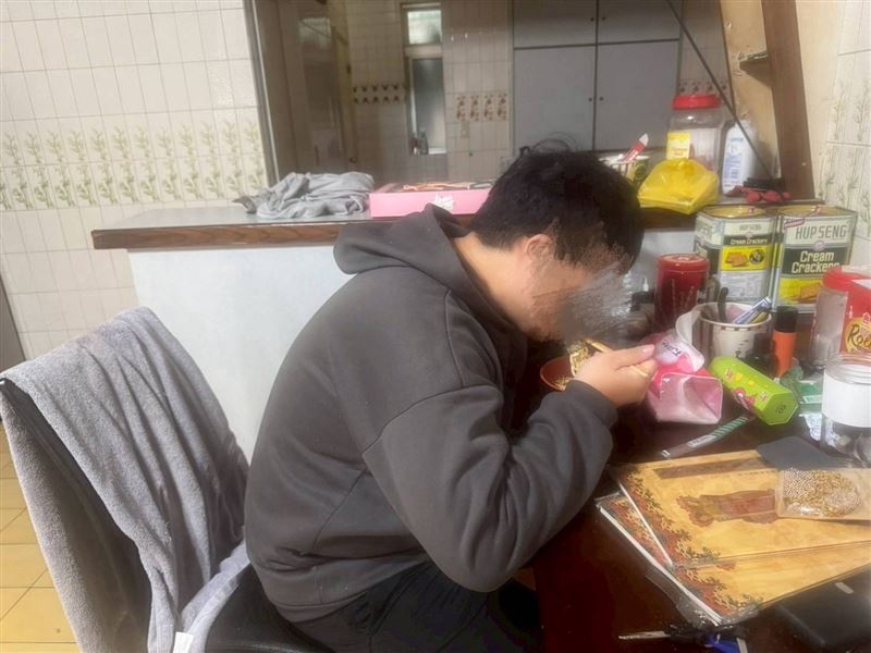 阿芩阿嬤靠賣一碗一碗麵養大金孫！孝孫小池不忍阿嬤失智被綁在療養院的病床。決定再窮、再苦也要把阿嬤接回家照顧。（圖／翻攝自《愛的延續》公益協會臉書）