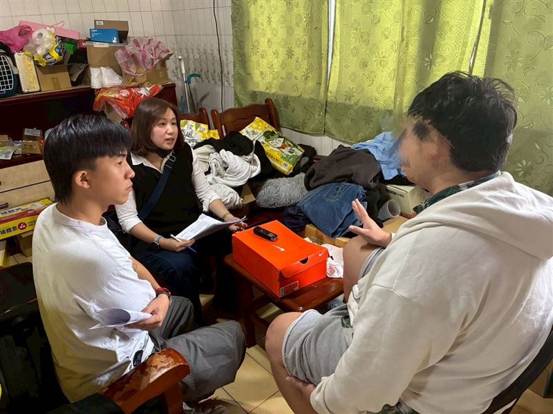 阿芩阿嬤靠賣一碗一碗麵養大金孫！孝孫小池不忍阿嬤失智被綁在療養院的病床。決定再窮、再苦也要把阿嬤接回家照顧。（圖／翻攝自《愛的延續》公益協會臉書）