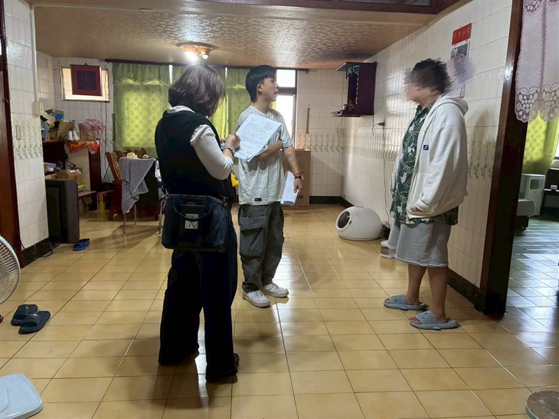 阿芩阿嬤靠賣一碗一碗麵養大金孫！孝孫小池不忍阿嬤失智被綁在療養院的病床。決定再窮、再苦也要把阿嬤接回家照顧。（圖／翻攝自《愛的延續》公益協會臉書）