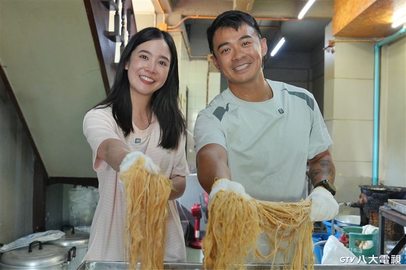 融融(右)、黃可欣(左)製作Lisa推薦的糖絲薄餅。(圖/八大電視提供)