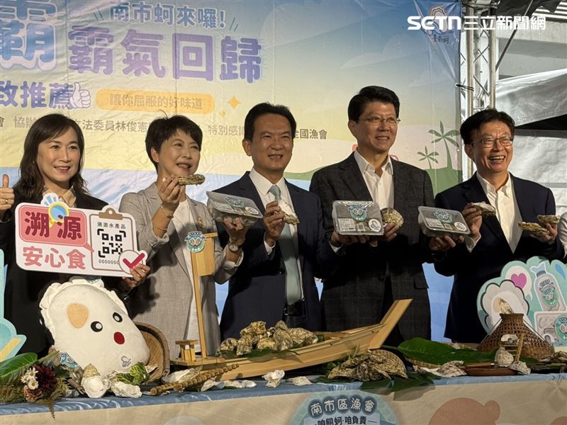 民進黨立委林俊憲、陳亭妃、林宜瑾、郭國文與國民黨立委謝龍介共同出席「南市蚵品牌推廣行銷活動」（圖／記者劉秀敏攝影）