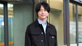 坂口健太郎稍早已抵達松山機場。（圖／品牌提供）