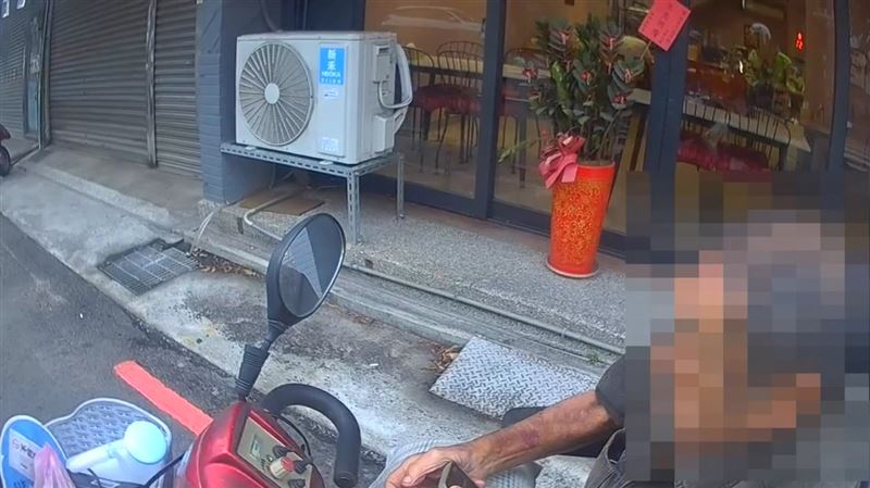 72歲阿北駕駛電動四輪車返家途中突然沒電,卡在路口處動彈不得。(圖/翻攝畫面)