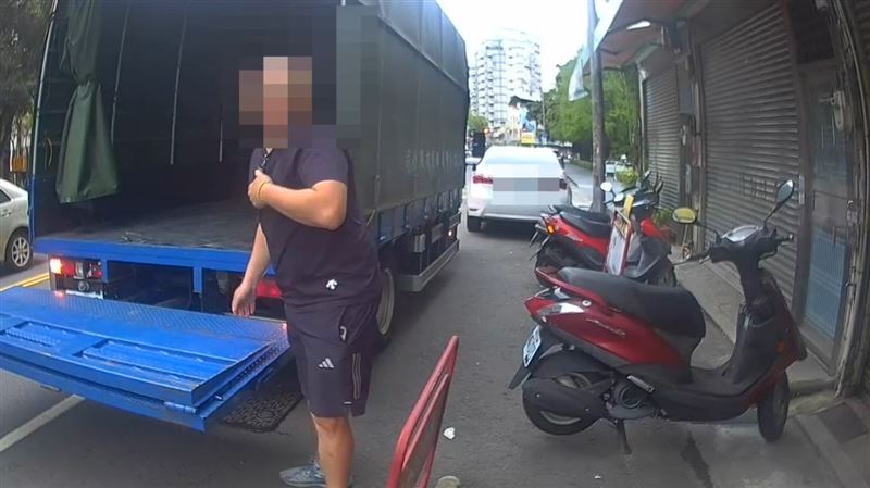貨車司機不計較費用協助老翁。(圖/翻攝畫面)