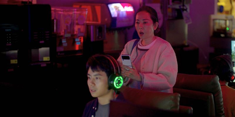 女星況明潔(後)飾演阿嬤,拜師林書函(前)飾演電競高手「書瑋」。(圖/公視提供)