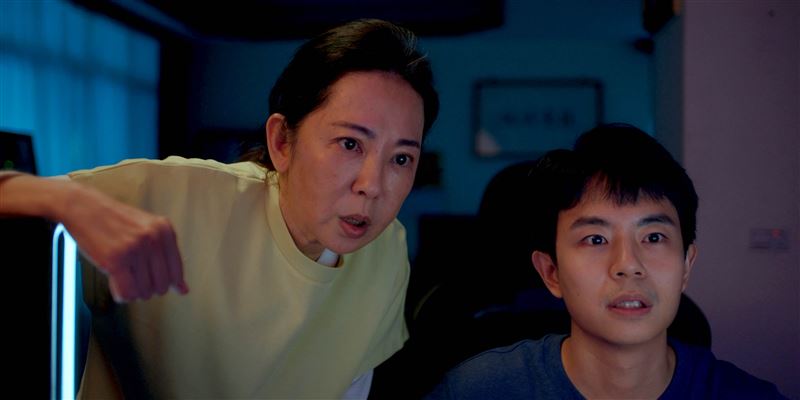 女星況明潔(左)飾演為親近孫子投入電競世界的阿嬤「秀玲」。(圖/公視提供)