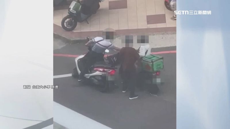 台南東區一名外送員和一部雙載機車發生糾紛,雙方爆發爭執拉扯,