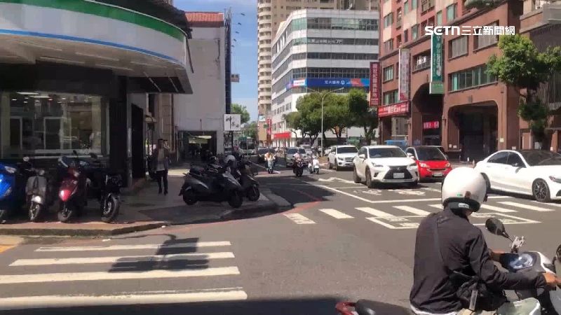 行車糾紛衝突!外送員遭阿伯暴打當街哭喊