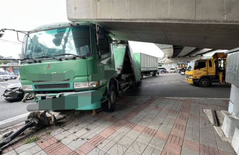 聯結車疑似煞車失靈,撞上橋墩才停下。(圖/翻攝畫面)