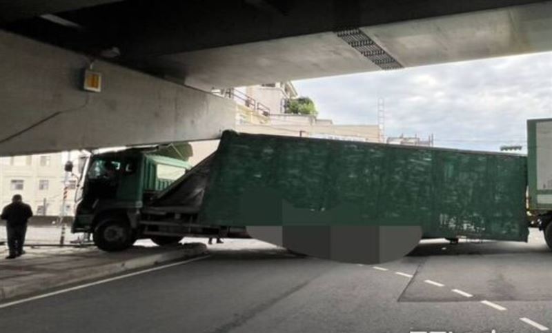 聯結車疑似煞車失靈,撞上一輛轎車又衝撞橋墩才停下。(圖/翻攝畫面)