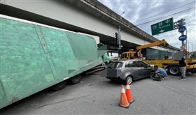 聯結車煞不住！台74甲一路「失速爆衝」擊落轎車猛撞橋墩　驚悚瞬間曝光（圖／翻攝畫面）