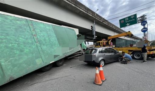 聯結車煞不住！失速爆衝擊落轎車猛撞橋墩