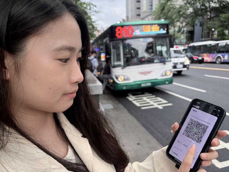 15日起雙北市區公車、台北捷運與新北捷運環狀線開放使用LINE Pay Money交通乘車碼。(圖/交通局提供)