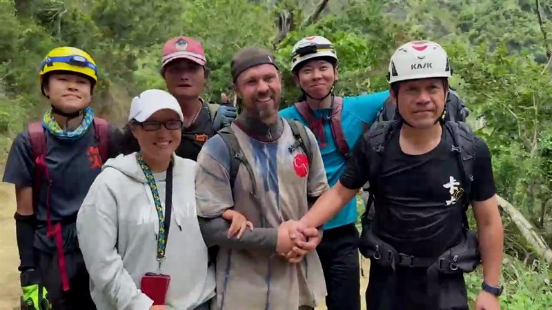 馬修獲救下山,妻子開心迎接。(圖/翻攝畫面)