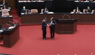 王世堅送「壓力鍋」！卓榮泰妙回這句話