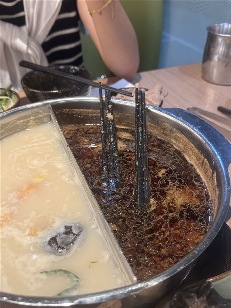有民眾到知名連鎖火鍋店用餐,吃到尾聲竟在鍋內撈出6根筷子,質疑店家食安出問題。(圖/翻攝自Threads @a.rina_an)