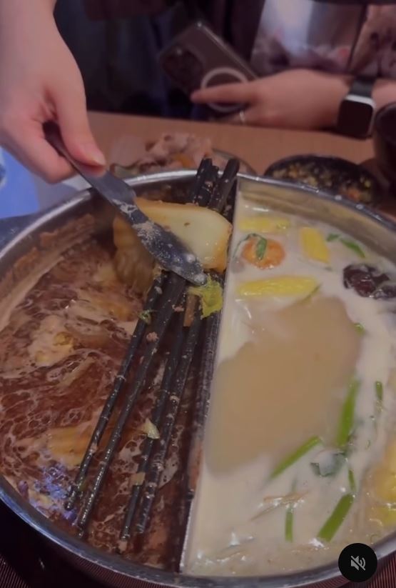 有民眾到知名連鎖火鍋店用餐,吃到尾聲竟在鍋內撈出6根筷子,質疑店家食安出問題。(圖/翻攝自Threads @a.rina_an)