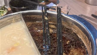 吃壽喜燒慶生變驚嚇！煮2小時撈出6根筷子