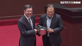 王世堅拿著壓力鍋跟卓榮泰合影。（圖／翻攝畫面）